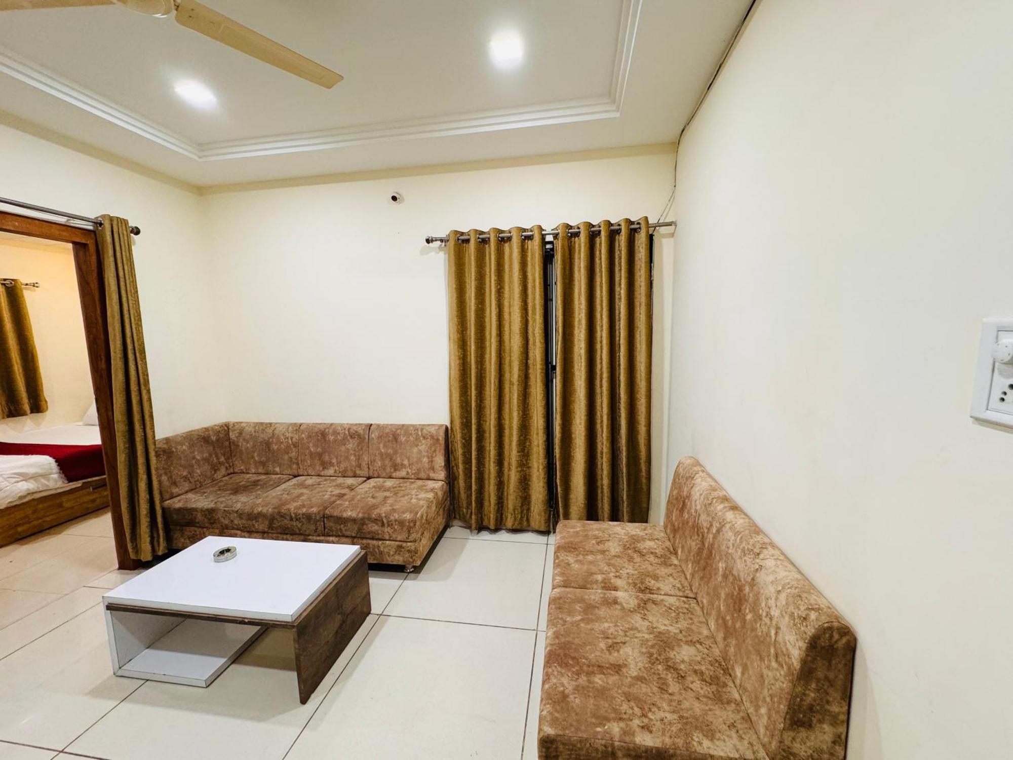 Home Escape 1Bhk Apartment Near Bombay Hospital Indore Bagian luar foto